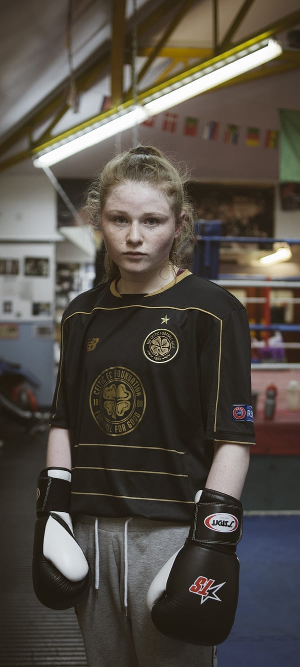 Meisje in boxschool in Belfast