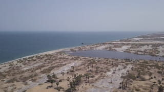 Een vogelvlucht-perspectief foto van de kustlijn van Tamil Nadu. De aantasting van het land door illegale zandafgravingen is goed zichtbaar.