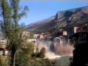 Stills uit een video van de instortende Stari Most door Eldin Palata.