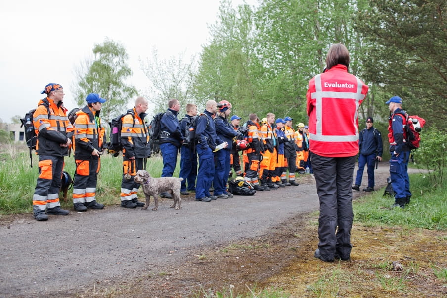 De Finnen wachten na de evacuatie. Foto: Pieter van den Boogert