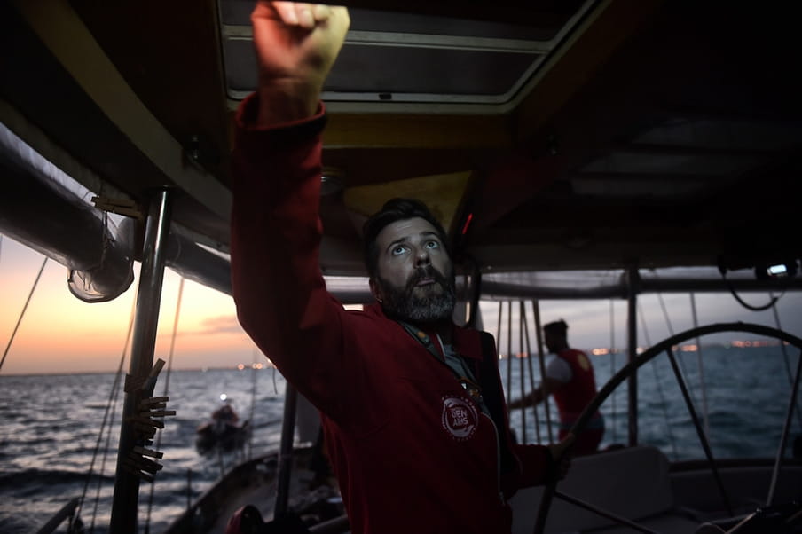 Riccardo Gatti, van hulporganisatie Open Arms, kijkt op de radar tijdens het varen op zeilboot de Astral, 8 oktober 2016. Foto: Aris Messinis / AFP