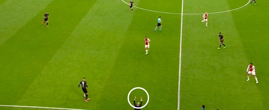Bosz gebaart zijn spelers ‘compacter’ te spelen, dus dichter op elkaar te staan. Daarna zakt Ajax terug op eigen helft, om precies dat te doen.
