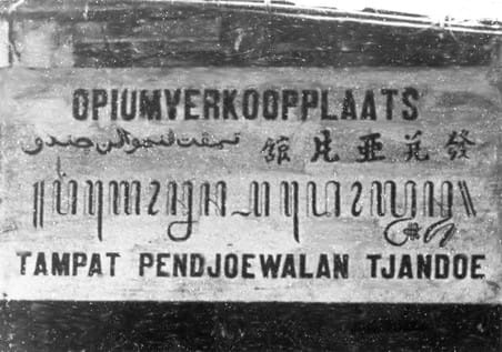 Het uithangbord van de opiumverkoopplaats in de Kampong Totogan, bij Soerakarta, circa 1905. Foto: vergroting van de foto hieronder afgebeeld