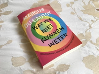 Cover van 'Wat we niet kunnen weten'.