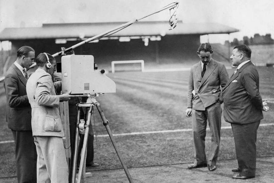 George Allison, trainer van Arsenal, wordt geïnterviewd, circa 1937. Foto: Getty Images