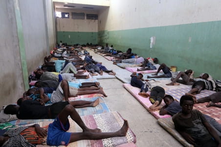 Migranten rusten uit in het al-Nasr-detentiecentrum op 31 augustus 2016, Zawiya, Libië. Foto’s: Mahmud Turkia / AFP