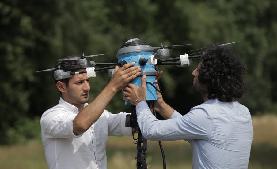 De broers Massoud en Mahmud Hassani met de Mine Kafon Drone. 