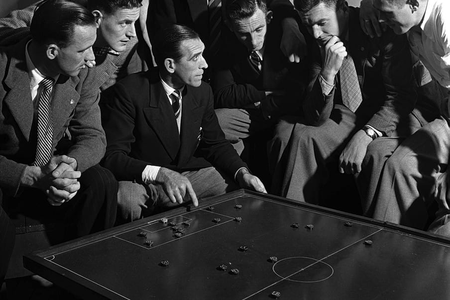 Chelsea-trainer Len Goulden laat op het bord zijn nieuwe tactiek zien aan de spelers, Londen 1950. Foto: Getty Images