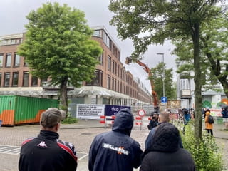 Bewoners Edwin, Ahmed en Mustapha kijken toe hoe de eerste gevels van de Tweebosbuurt tegen de vlakte gaan. 