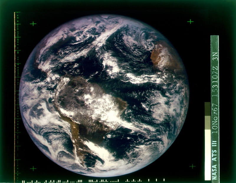 De eerste kleurenfoto van de gehele aarde (westelijk halfrond), geschoten vanuit de ATS-3-satelliet op 10 november 1967. Bron: NASA