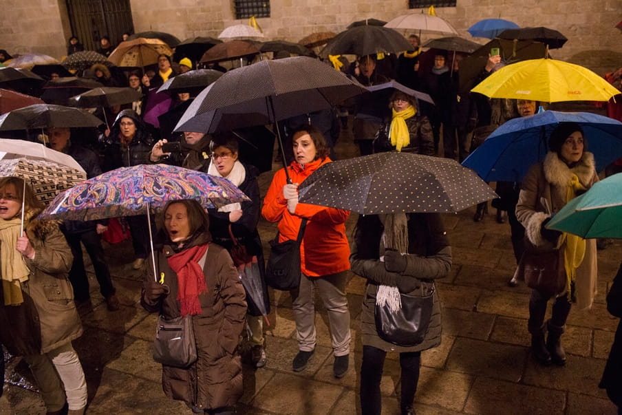 Mensen verzamelen zich op Plaça del Rei om zich solidair te tonen met vrienden en familie van de gevangengenomen Catalaanse politici.  Foto’s: Myriam Meloni (voor De Correspondent)