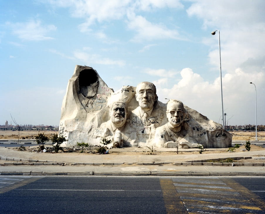 Nationaal monument in de stad Zes Oktober, een satellietstad van Caïro. Van links naar rechts: de uitgehakte facade van voormalig president Hosni Mubarak, Ahmed Zewail, Anwar Sadat en Naquib Mahfouz. Foto: Mark Nozeman