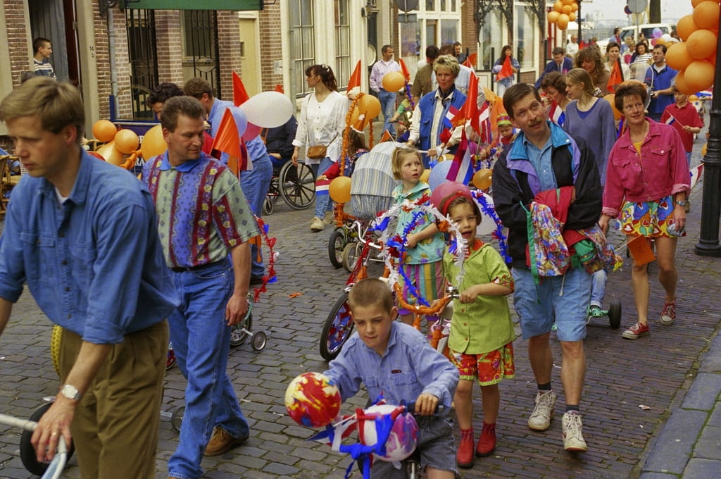Koningsdag is een feestdag zonder verplichtingen, en wat doen we? Elkaar massaal opzoeken