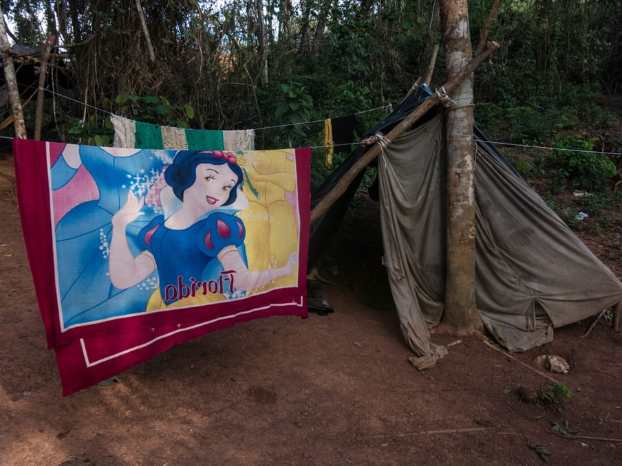 Mijnwerkers en hun families slapen in hangmatten of geïmproviseerde tentenkampen. Ze zijn hiermee extra kwetsbaar voor de malariaepidemie in het zuiden van Venezuela. Foto: Bram Ebus.