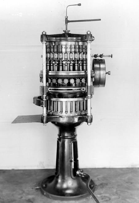 Twee apparaten van Systeem Huyser voor het maken en vullen van opiumtubes. Foto’s: Collectie Nationaal Museum van Wereldculturen. Coll.nr. TM-10012271 en TM-10012274
