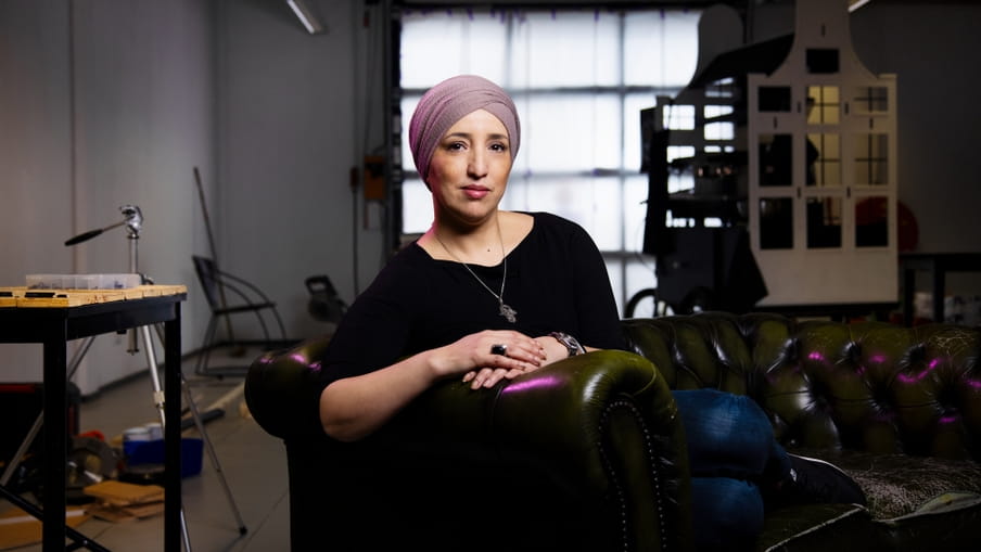 yuqori yubka iflos külot Porno: Kuchli sik boshqa odamlarning xotinlarini erlari oldida sikadi