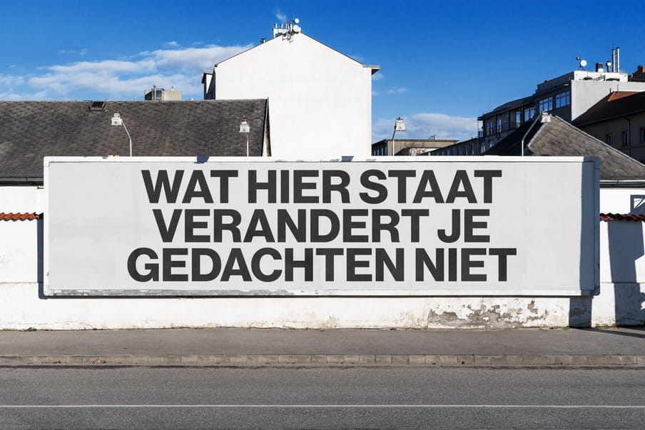 Een groot reclamebord met de tekst ‘Wat hier staat verandert je gedachten niet.’