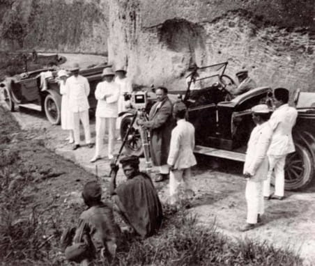 Tijdens opnames van de Bataafsche Petroleum Film  in Nederlands-Indië (1924). Foto: Spaarnestad Photo