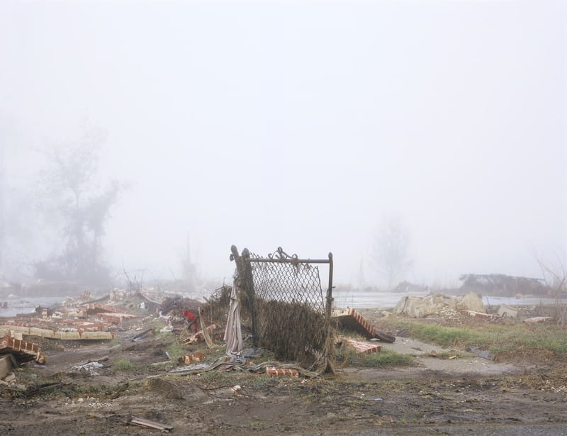 Klimaatwetenschappers verwachten dat de hogere zeespiegel en stijgende temperaturen stormen zoals Katrina destructiever maken. Alle foto’s in dit stuk komen uit de serie ‘In Katrina’s Wake: Portraits of Loss from an Unnatural Disaster’ door Chris Jordan.