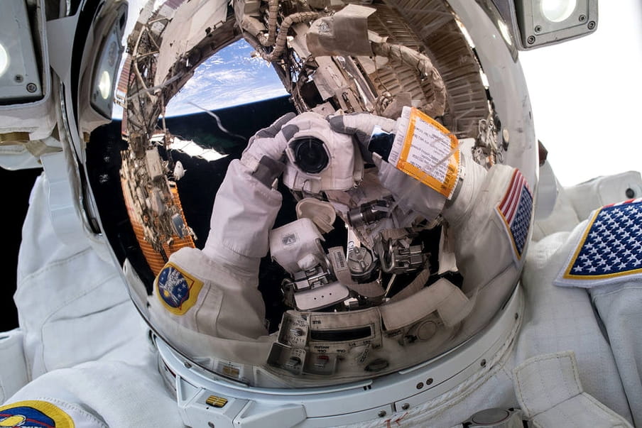 Selfie van astronaut Ricky Arnold, 29 maart 2018. Bron: NASA