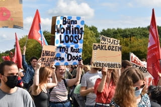 Foto protestbord: 'Mij rest alleen nog deze doos.'