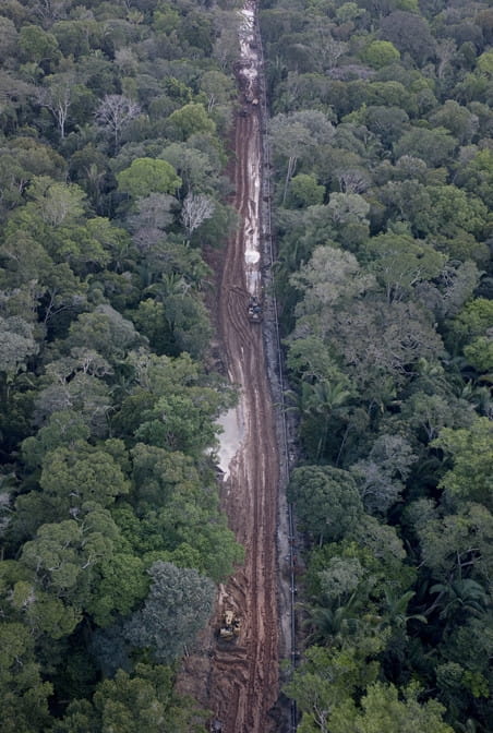 Een pijpleiding voor gas wordt aangelegd in het Amazoneregenwoud in Brazilië op 4 juni, 2008. Foto: Per-Anders Pettersson / Getty Images