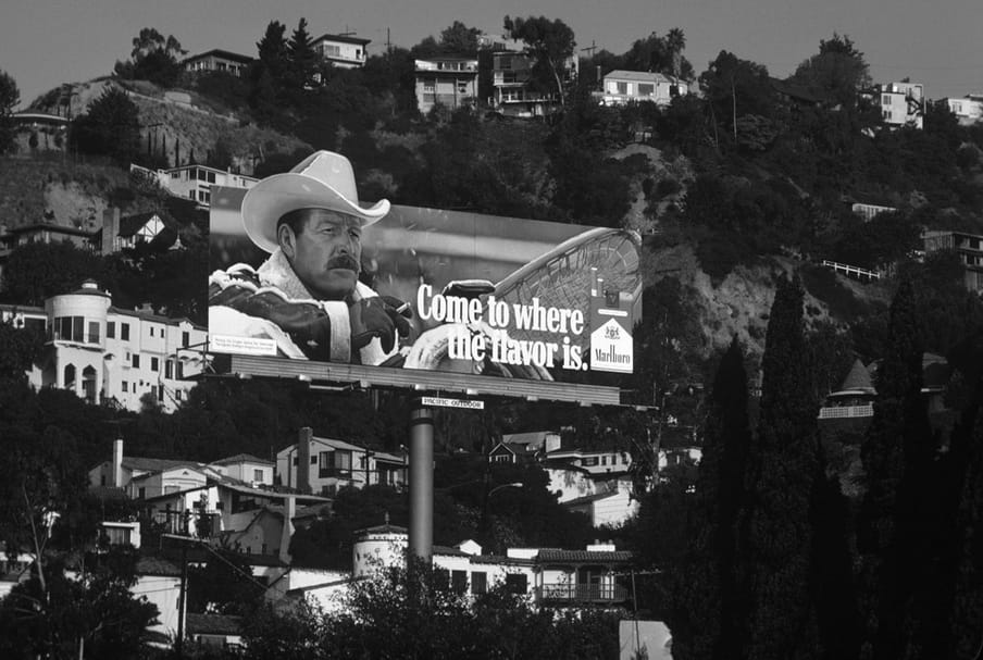 Een billboard van Marlboro in een woonwijk in West Hollywood, 1979. Foto: Robert Landau / Corbis via Getty Images