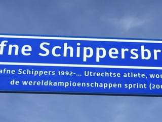 Het straatnaambord van de Dafne Schippersbrug in Utrecht.