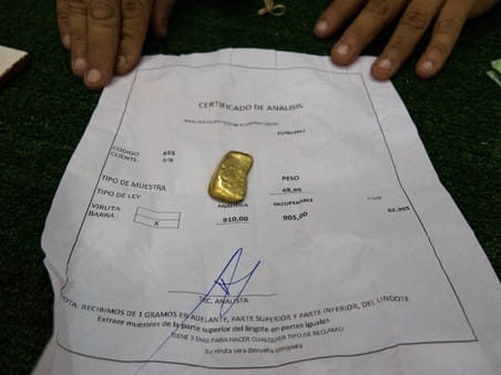 Op dit certificaat is te zien dat het goudklompje bijna 69 gram weegt en voor meer dan 90 procent uit ‘puur’ goud bestaat. Foto: Bram Ebus