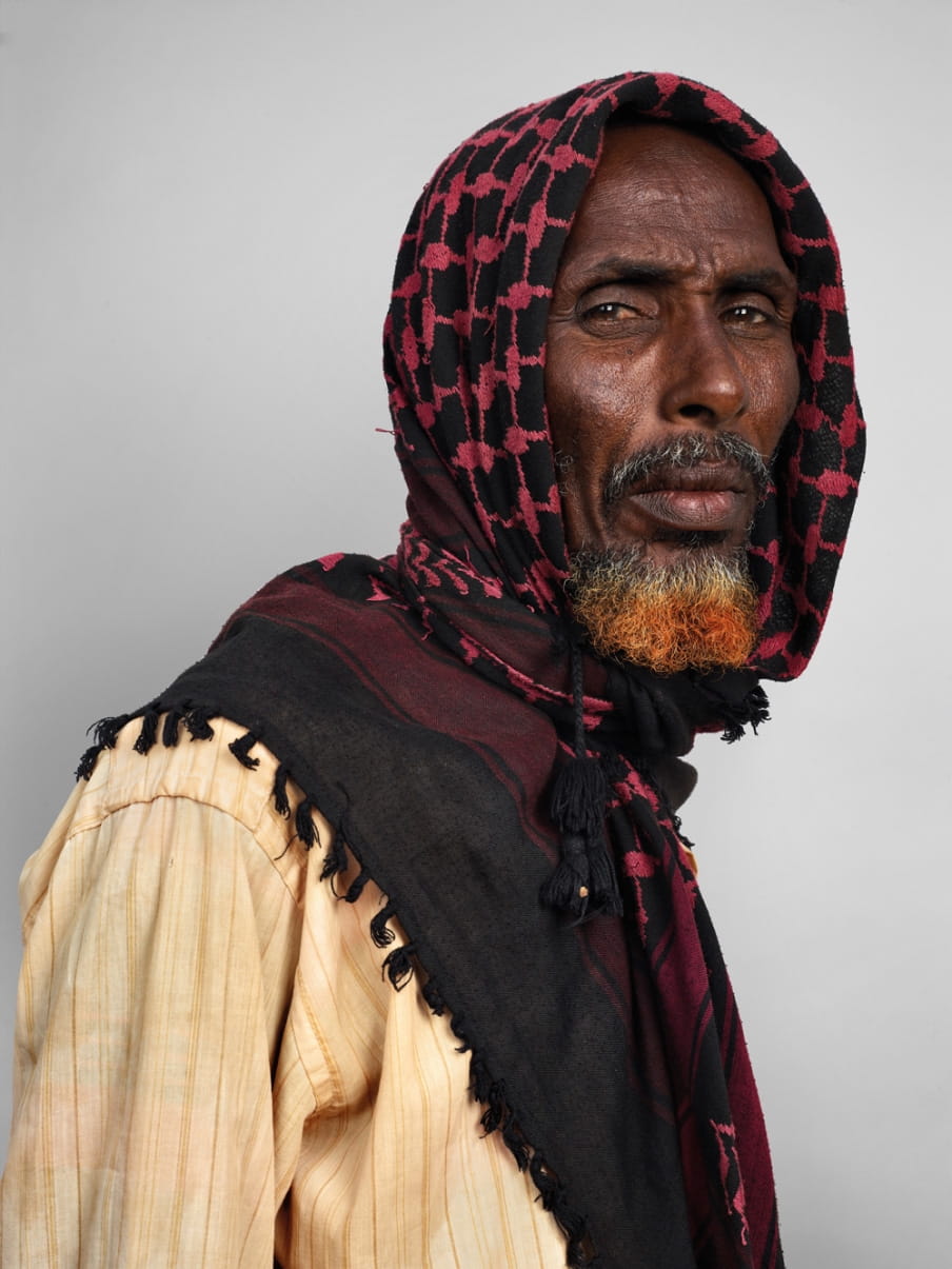 Aden Mohid Suthi (50) uit Somalië was net twintig dagen in Dadaab toen deze foto werd gemaakt. Hij vluchtte met zijn vier kleine kinderen vanwege de aanhoudende droogte en gevechten tussen clans. Foto: James Mollison/Getty Images