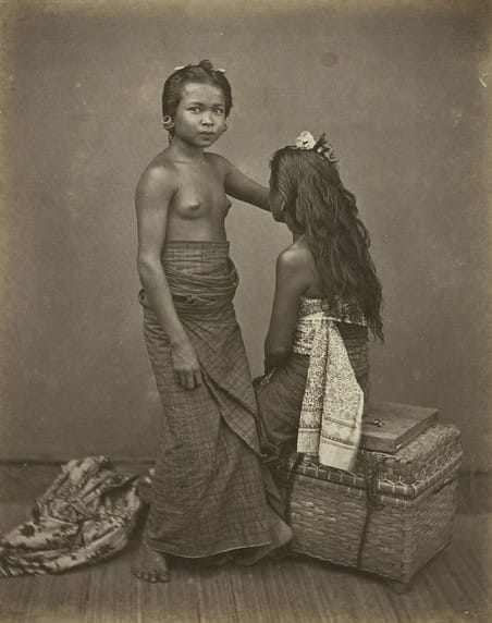 Twee slavinnen van de radja van Buleleng: I Loeh Sari en I Mrijakti, 1870. Foto: I. van Kinsbergen / Leiden University Library
