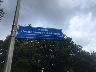 Straatnaambord van het Jochem Uytdehaageplantsoen.