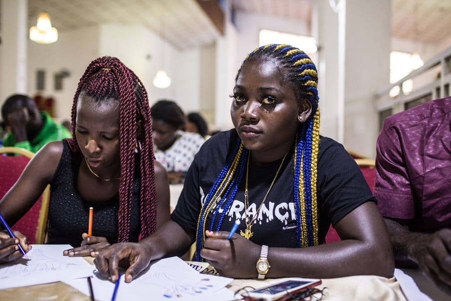 Twee vrouwen tijdens een IOM-training voor bedrijfsvaardigheden in Lagos, Nigeria, op 16 oktober 2018. Foto: Tom Saater (voor De Correspondent)