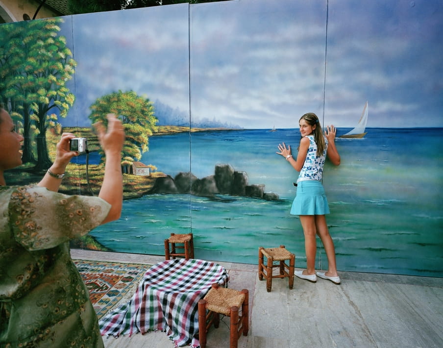 Meisje poseert voor een geschilderde afbeelding op een muur