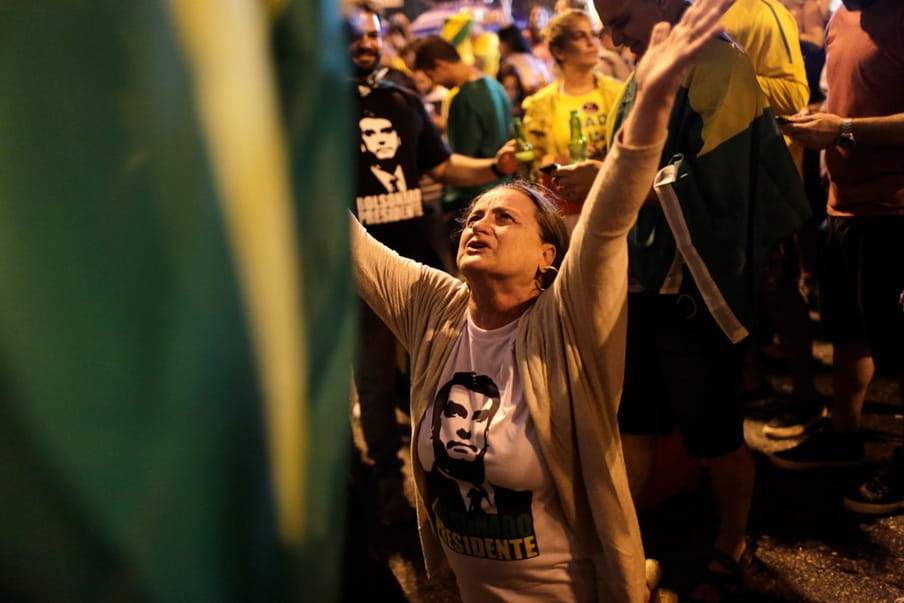 Supporters van Bolsonaro vieren feest nadat ze te horen hebben gekregen dat hij de verkiezing gewonnen heeft. Foto: Silvia Izquierdo / AP