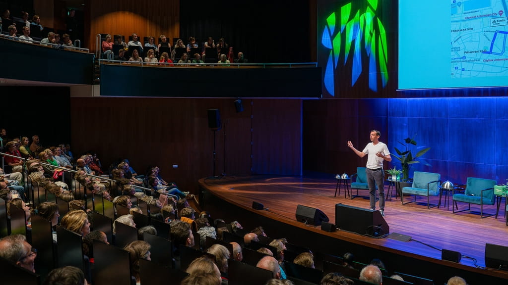 Ik ga de theaters in met ‘Armoede uitgelegd aan mensen met geld’. Kom