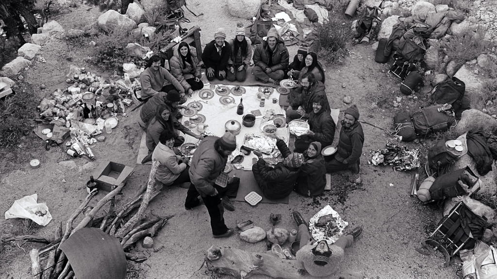 Personeel en vrienden van Patagonia vieren Thanksgiving in de bergen, 1974. Beeld: Gary Regester
