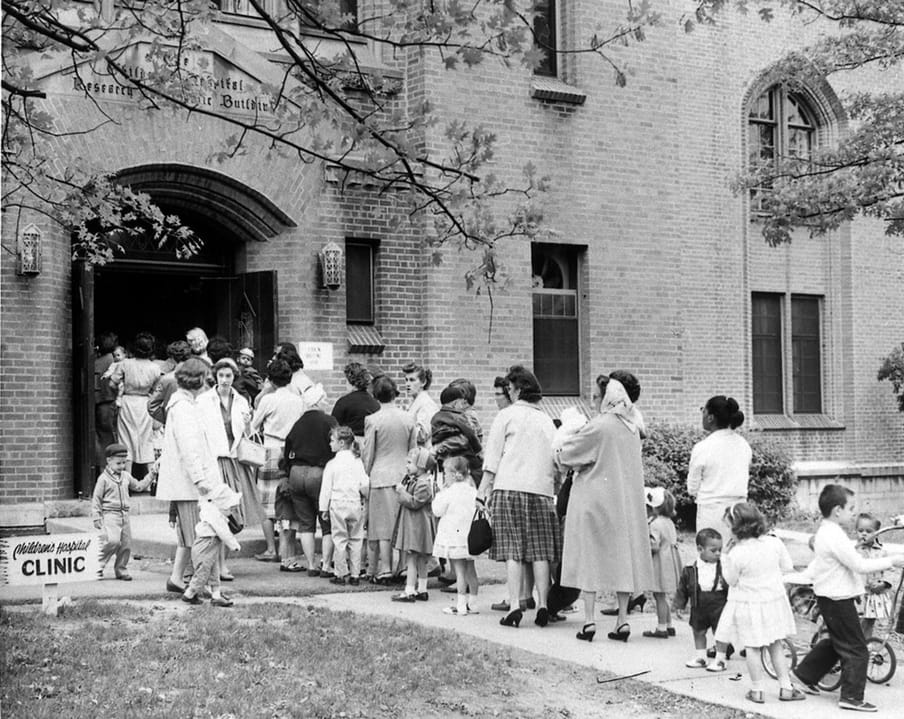 ‘Sabin zondag’. Ouders en kinderen staan in de rij voor een kinderziekenhuis waar poliovaccins worden uitgedeeld. Foto: Cincinnati Museum Center / Getty