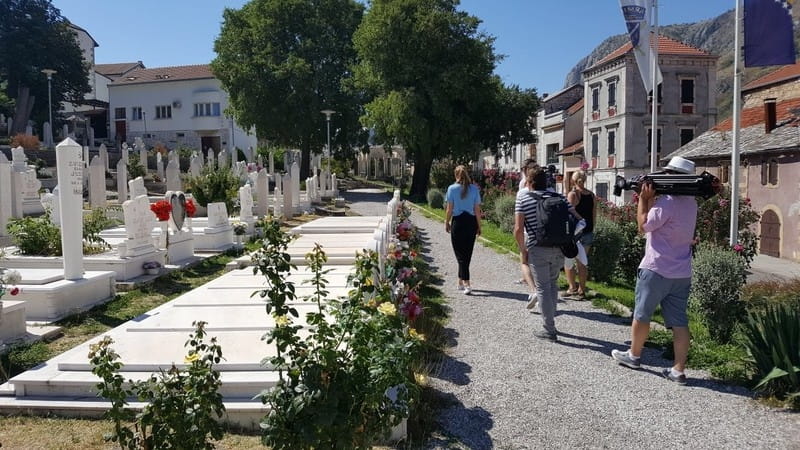 We lopen over een Bosniakken-begraafplaats midden in de stad, waar mijn gids veel vrienden heeft liggen. Foto: Bas van der Ham.