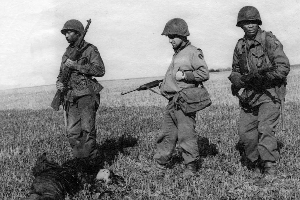 Duizenden zwarte soldaten hebben Europa bevrijd, maar hun gezichten zien we amper als we de oorlog herdenken