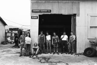 Personeel van Yvon Chouinard poseren voor de werkplaats, 1966. Beeld: Patagonia archives