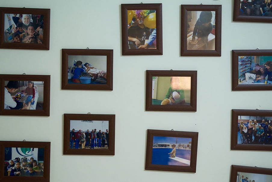 Foto’s aan de muur van een plaatselijke ngo. Foto: Andreas Stahl (voor De Correspondent)