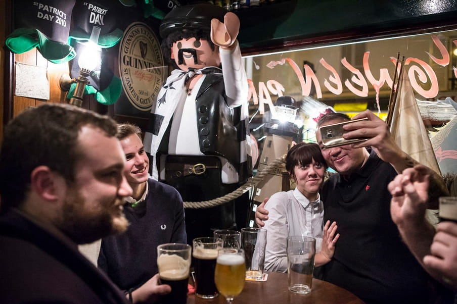 Aan het einde van een stickeractie in de straten van Parijs drinken jongeren van Génération Identitaire een drankje en poseren ze voor een selfie. Foto: Yann Castanier