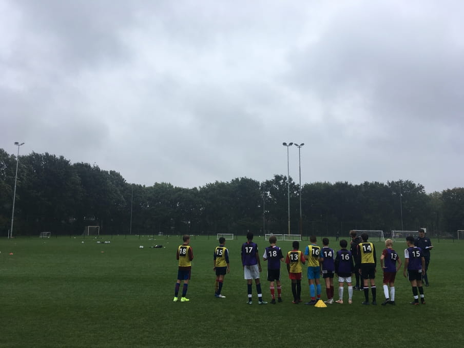 Spelers die in de jeugdopleiding van Willem II willen spelen, krijgen instructies over de volgende oefening.