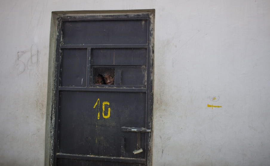 Illegale migranten uit verschillende Afrikaanse landen worden vastgehouden in een aparte ruimte omdat zij hebben geprobeerd te ontsnappen uit een detentiecentrum, Zawiya, september 2016. Foto: Asmaa Waguih / Polaris 