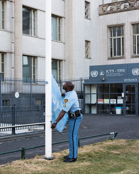 Iedere morgen om 7 uur wordt de VN-vlag gehesen naast het gebouw van het Joegoslaviëtribunaal. Foto: Martino Lombezzi