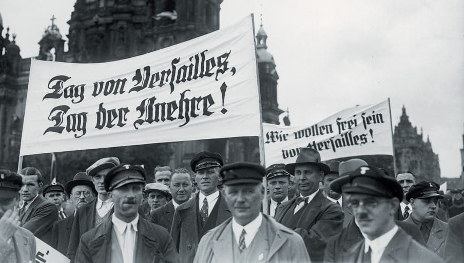 Demonstratie tegen het Verdrag van Versailles in Berlijn, 1938. Foto: Getty Images