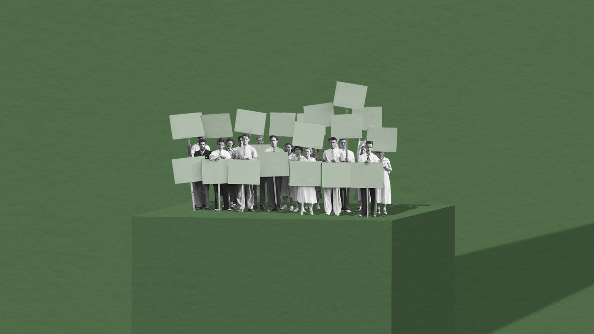 Collage van een groep protesterende mensen voor een groen papieren vel op een blok van groen papier. 