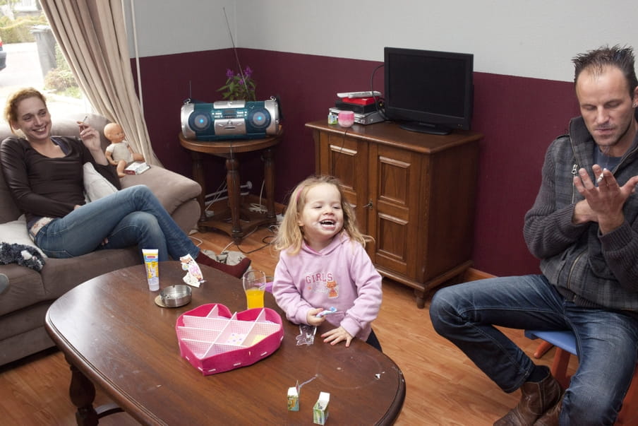 Yvonne, dochter Demi en Sander bij Wesley thuis. Foto: Martijn van de Griendt