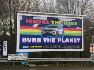 Bristol. Fokwalolf: Ignore the kids. Burn the planet. Beeld: Brandalism.
